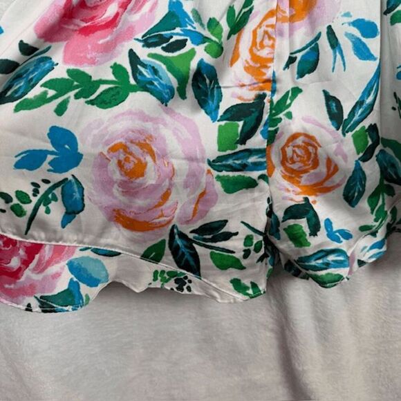 Everly Sleeveless Rose Floral Romper Ruffle Shorts White Wrap Front Size Large - Picture 2 of 10